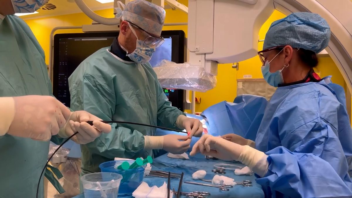 Olomoučtí kardiologové vyjmuli defibrilátor z těla pacienta pomocí laseru. Jako první v Česku